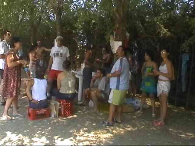 Los componentes de una pea, a la espera y a la sombra, mitigando el sol de justicia de Agosto con un buen refrigerante.