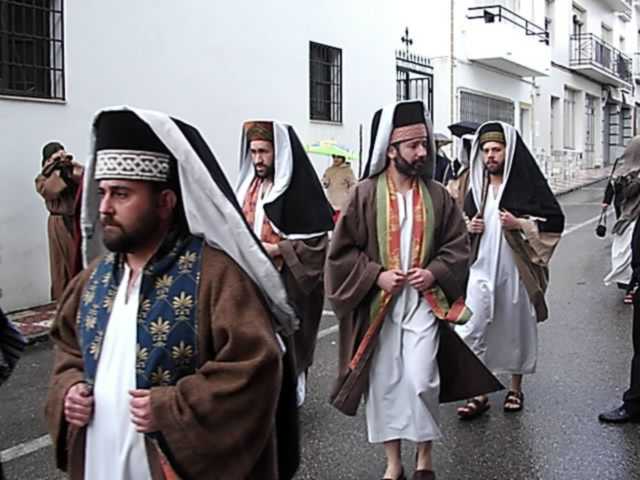 El sumo pontfice junto con el Sanedrn camino del palacio de Pilatos.