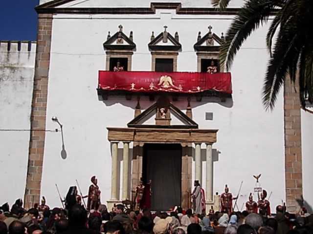 Jess ante Pilatos. (Escenario: porche de la Iglesia, vista general)