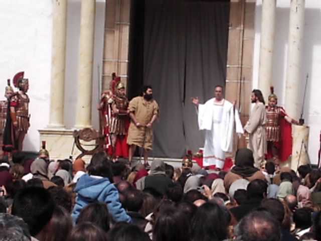 Pilatos pregunata al pueblo de Israel si suelta a Barrabs o por fortuna a Jess llamado el Cristo, rey de los Judos. (Escenario: porche de la  iglesia)