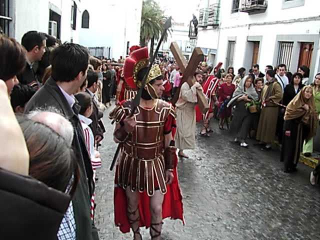 Jess con la cruz acuestas camino del calvario. (Escenario: subida a la ermita de la Virgen de Gracia.)