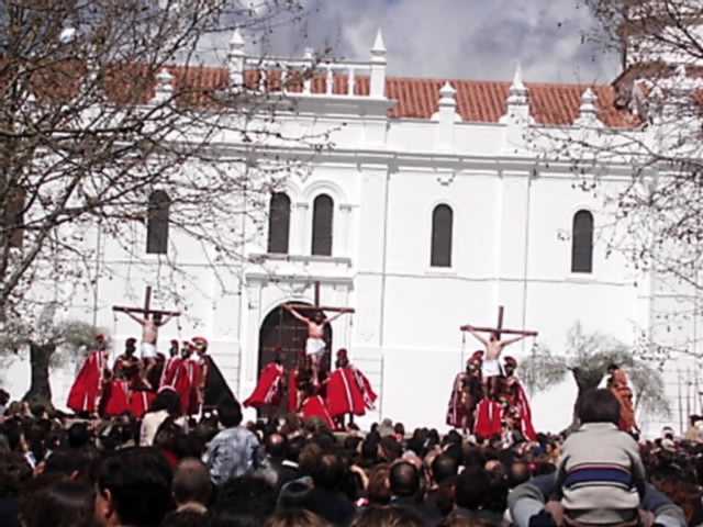 Jess es crucificado junto con los dos ladrones. (Escenario: patio alto  junto a la ermita de la Virgen de Gracia.)