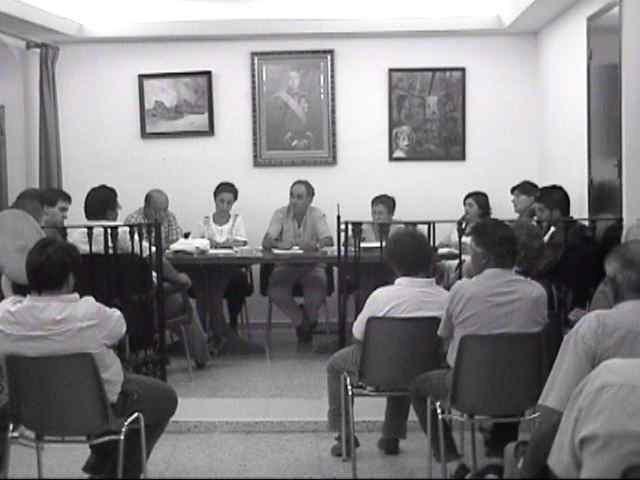Imagen parcial del Saln de Plenos, en la que vemos a Maite  Gonzlez entre el Alcalde y el Jefe de la Oposicin, tomando nota de todas las deliberaciones.