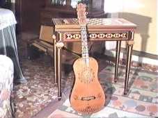 mgnfica mesa de juego con incrustaciones de fondo a la guitarra barroca.